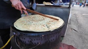 中國西安城市高樓下的大早市，人頭攢動，上班族、學生、居民搶購新鮮食材、早餐，碩大的蔥花大餅，動感的雞蛋煎餅，火熱的新疆烤餅，現做手工蛋捲，火烤四川燻臘肉，萬能的修鞋大師，街頭免費剃鬚，無所不有！