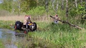 Вездеход с гусеницами Крутец по болотистой местности