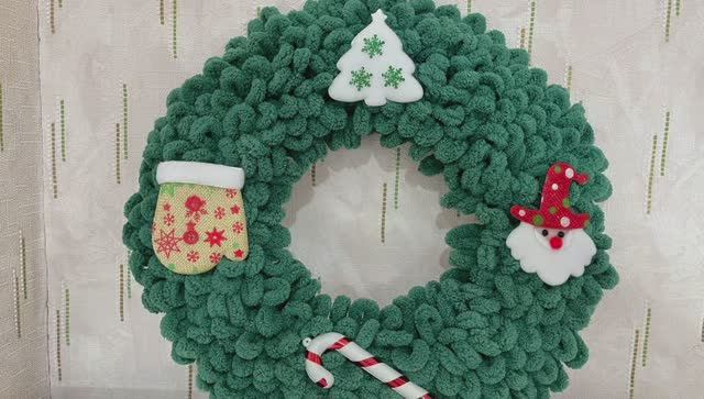 Новогодний венок из пряжи Ализе пуффи. смотреть онлайн