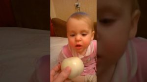 Ребёнок ест лук)))))))