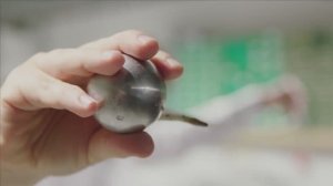 Стресс-тест защитного кожуха МРТ Siemens на прочность: испытание на удар стальным шаром.