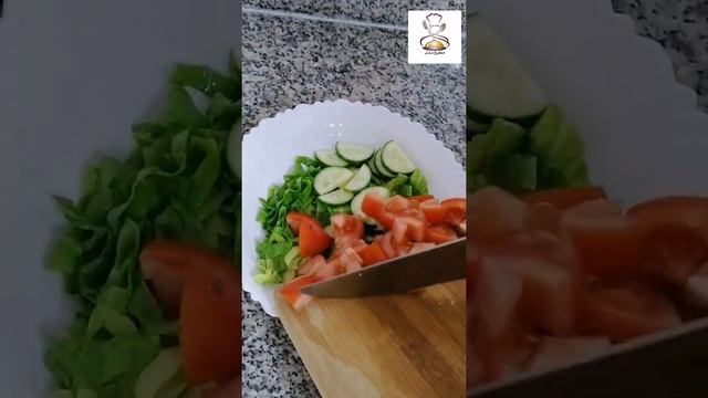 سلطة صحية لذيذة و سريعة سلطة الخيار و الخس و الطماطم جربوها رح تحبوها смотреть онлайн