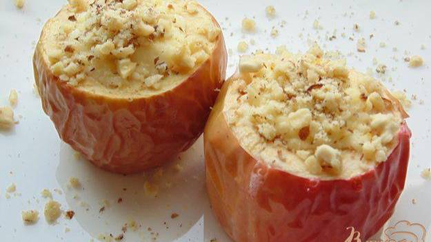 Яблоки запеченные с творогом и грецкими орехами
