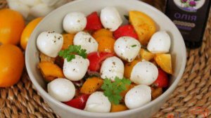 Салат из помидор с маринованным луком и моцареллой