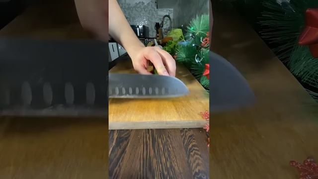 Новогодние слоёные ракушки с красной рыбой и огурцом