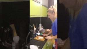 рулетики из блинов с творожным сыром и крабовыми палочками