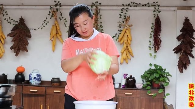 成熟的莲花白全部砍回家，改艳做干锅手撕包菜，脆嫩入味超下饭！【陕北二姐改艳】