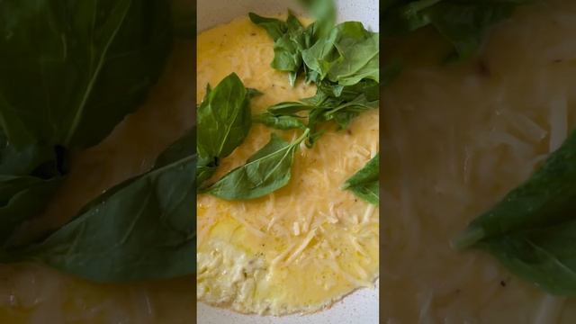 Омлет со шпинатом и сыром😎 #быстрыерецепты #рецепты #омлет #омлетнасковороде #омлетссыром смотреть онлайн