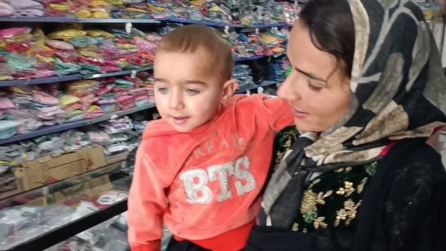 Ziba and her daughter go to the city to buy clothes for Zahra's baby смотреть онлайн
