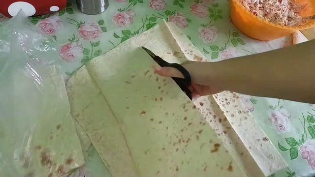 Готовлю треугольники из лаваша.