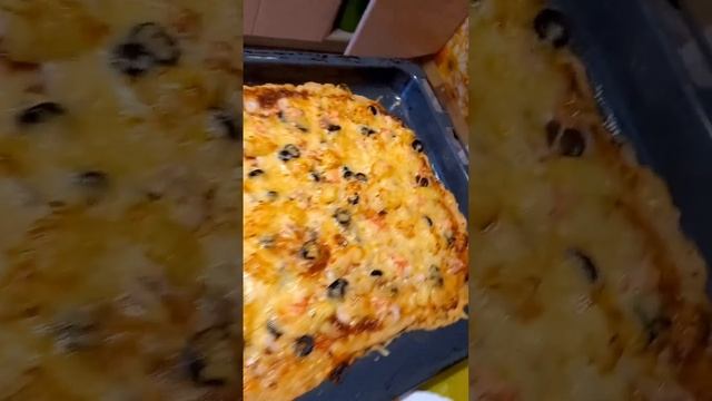 Гавайская пицца - ананас, креветки, сёмга и маслины #пицца #гвайская