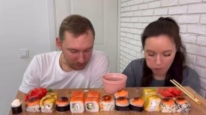 МУКБАНГ РОЛЛЫ ЗАПЕЧЕННЫЕГОРЯЧИЕ ФИЛАДЕЛЬФИЯ МАКИ РОЛЛЫС СЫРОМ СУШИ MUKBANG ROLLS SUSHIASMR ACMP