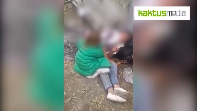 В Бишкеке девочка пытается поднять пьяную мать на ноги. Милиция уже ищет их смотреть онлайн