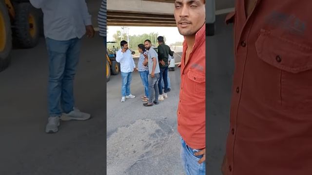 Mahindra Finance recovery legal team on highway without any ID proofs. смотреть онлайн