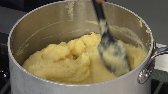 How to Make Crispy, Cream Duchess Potato Casserole смотреть онлайн