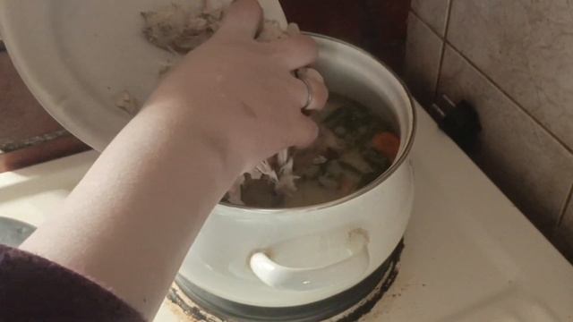 Дневник деревенской жизни: готовлю суп, пеку бисквит влог смотреть онлайн