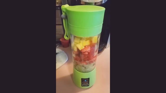 How to Make Juice Smoothies with a Portable Blender смотреть онлайн