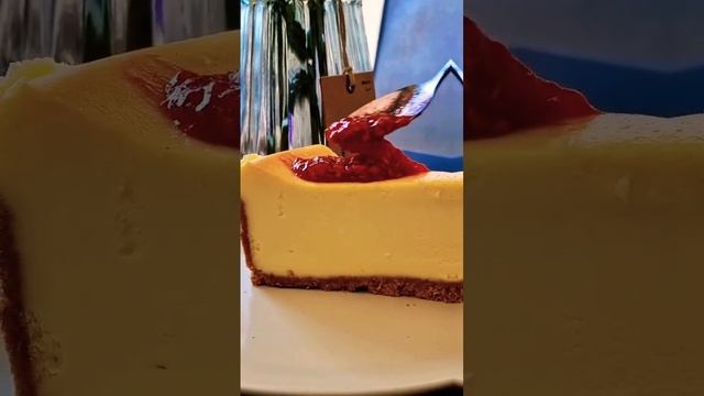 Easy Raspberry sauce for baked cheese cake #raspberry#cheesecake #raspberrysauce #desserts#shorts смотреть онлайн