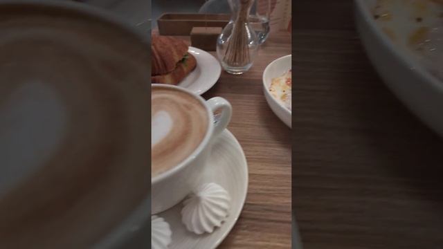 🍳 Яичница с чоризо и томатами и круасан с лососем и яйцом пашот с кофе 🥐 #shorts #еда #завтрак #коф смотреть онлайн