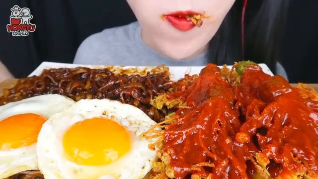 ASMR_MUKBANG_FIRE_ENOKI_MUSHROOM,_BLACK_BEAN_NOODLES_불닭_팽이버섯_&_짜파게티