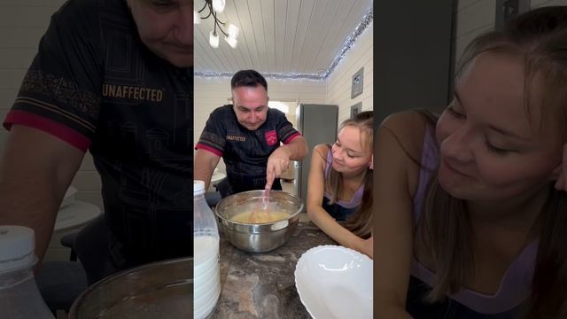Учу Машу печь блины.