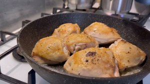 Куриные бедра в сметане на сковороде: быстрый ужин для всей семьи