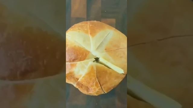 Хрустящий белый хлеб с начинкой из куриного филе и сыра. Запекать на 200°С 12 минут. #shorts