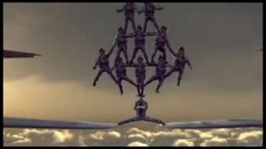 Чак Норрис ответил Вандаму своим шпагатом.