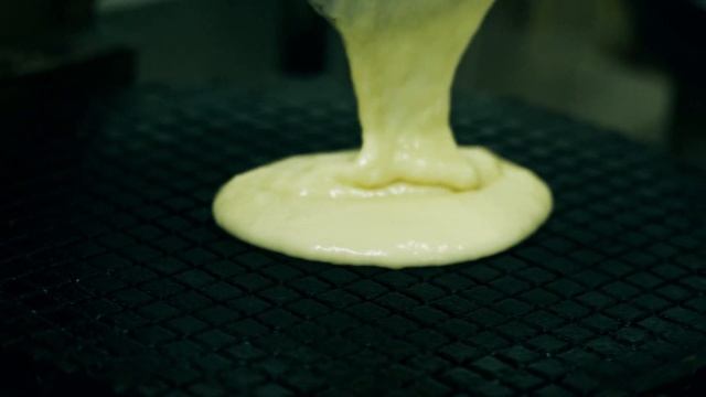 Сливочное мороженое с карамелью и орехами