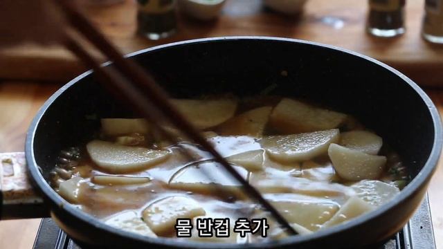 감자로 맛있게 반찬 만드는 3가지 방법. 마늘 감자조림. 매운 어묵 감자조림. 베이컨 감자 볶음