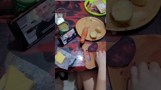 Дианочка тщательно мелко шинкует отварные овощи на винегрет. Свёкла, картофель, морковь. #кулинария