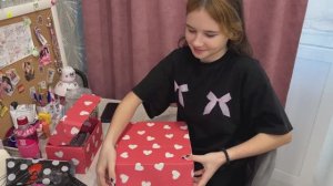 Собираем вещи / Реакция на подарки / Ем детские подарки !