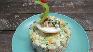 Овощной салат с яйцом