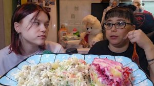 Новогодний мукбанг | Салат Столичный, Метелица, Селёдка под шубой | Обжор Асмр