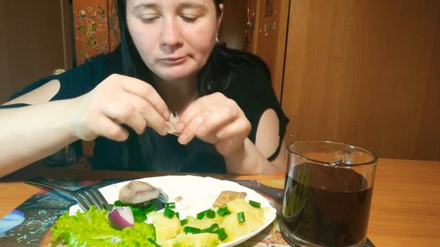 мукбанг#mukbang#скумбрия🍽️#картошечка🍟#лук🌰 смотреть онлайн