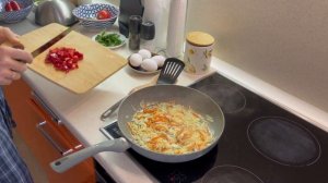 Завтрак вкусная яичница по домашнему с овощами( Breakfast homemade scrambled eggs with vegetables)