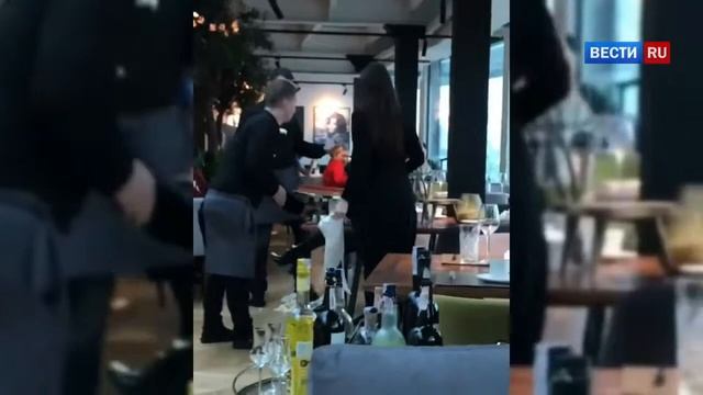 Официант киевского ресторана запустил посетительнице тортом в лицо