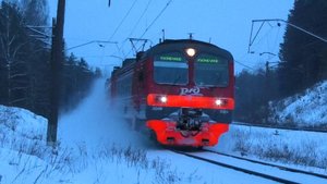 ЭД4М-0384 сообщением Санкт-Петербург - Кузнечное проносится, поднимая за собой снежную пыль