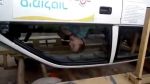 ужас! переворачивают детей в машине!я в шоке!