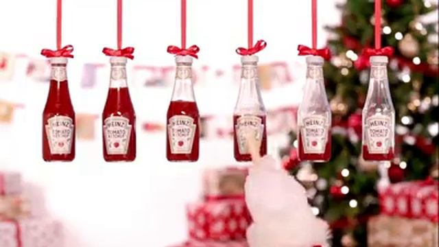 TV Commercial Spot - Heinz Tomato Ketchup - Santa Plays Jingle Bells On Tomato Ketchup Bottles смотреть онлайн