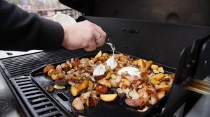 Альтернативный стейк паук и картошка с грибами на газовом гриле. Планча crafted Weber