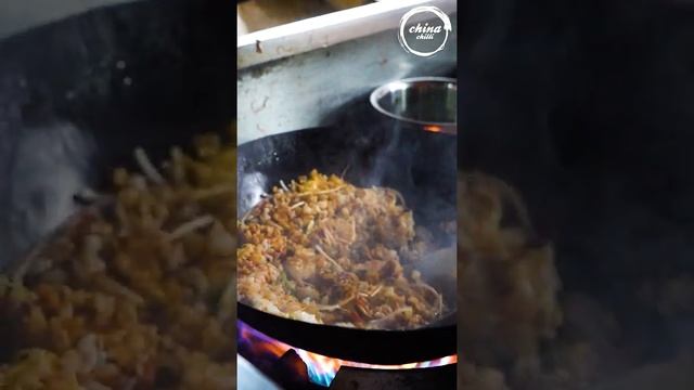 #shorts Chinese Street Food - EGG FRIED RICE Wok Tossing in Slow Motion Uncle Roger's Favourite смотреть онлайн
