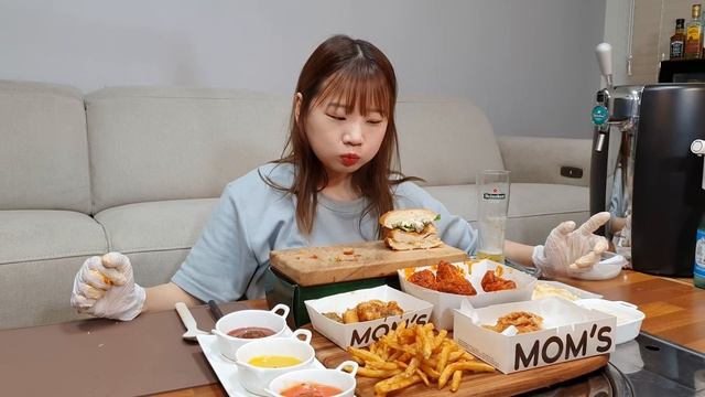 🍔맘스터치 먹고싶은거 다 시켜먹기!!🍻대왕후라이드,양념치킨,싸이버거,김떡만,생맥주 먹방 HAMBURGER CHICKEN MUKBANG ASMR EATINGSHOW REALSOUN