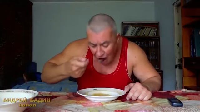 Мужик преисполнился и ест суп вилкой , жесть он крут! смотреть онлайн