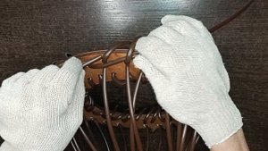 Плетение новогоднего венка из ротанга