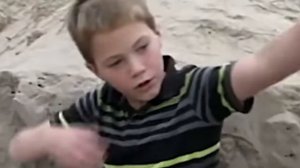 11 летний мальчик нашел маленькую девочку почти утонувшую в песке, вот что с ней