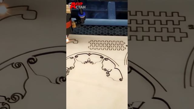 Лазерный гравер режет фанеру