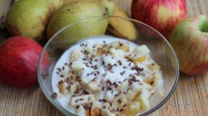 Фруктовый салат с йогуртом, сиропом и семенами льна