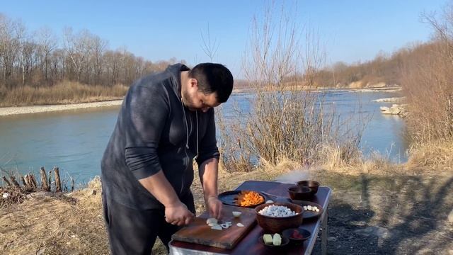 Як смачно приготувати дичину.Тушкований заєць із фасолею на природі.Stewed hare with beans in natur