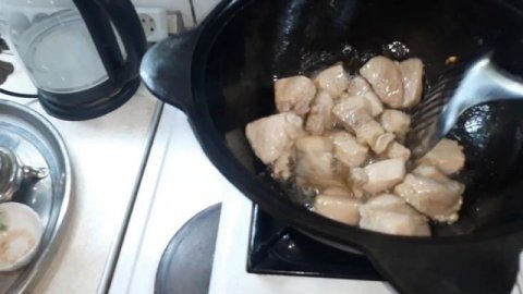 КАЗАН ЧУГУННЫЙ СРАВНЕНИЕ С АЛЮМИНИЕВЫМ КАЗАНОМ ПОДГОТОВКА И ПЕРВЫЙ ПЛОВ В ЧУГУНЕ #ПЛОВ #ВКУСНЫЙПЛОВ